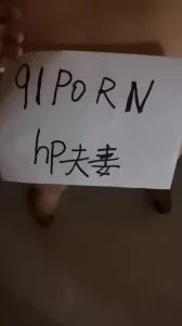 邪恶的房东躲在梳妆台下面偷拍下班的打工妹回来洗澡