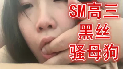 值夜班的护士深夜陪狼友骚跑到没人的房间激情大秀揉捏骚奶子道具插菊花戴上手套自慰骚穴抠弄淫水好多