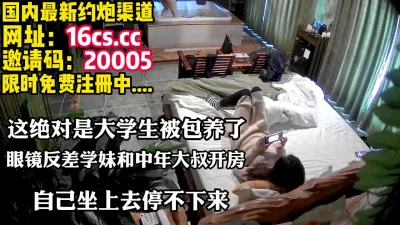 网络红人穿着紧身皮裤运动鞋前凸后翘奶子够大KTV卫生间发骚自拍后来与炮友啪啪外面唱歌里面打炮呻吟声太刺激