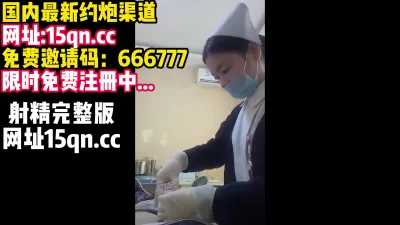 野性十足的美女含着鸡巴就不松口真带劲啊