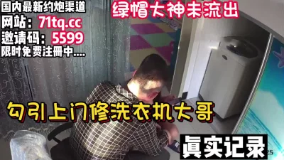 诱人的小少妇玩的好嗨让大哥无套爆草蹂躏菊花压在身下疯狂抽插奶子乱晃浪叫呻吟内射菊花中出真刺激