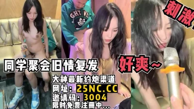 两个小少妇和一个大哥的游戏露脸丝袜制服诱惑一个舔鸡巴一个舔蛋蛋好刺激让大哥直接草菊花再干骚逼