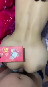 刚结婚第二天，绿帽老公在外面喝酒