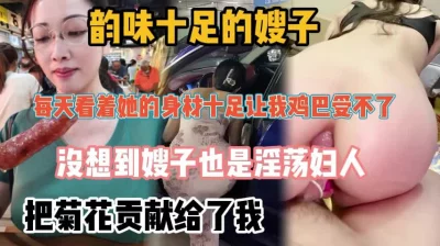 射精给漂亮嫂子吃全程露脸居家性爱啪啪交大鸡巴好骚淫声荡语各种爆草抽插打桩机式无套蹂躏射嘴里